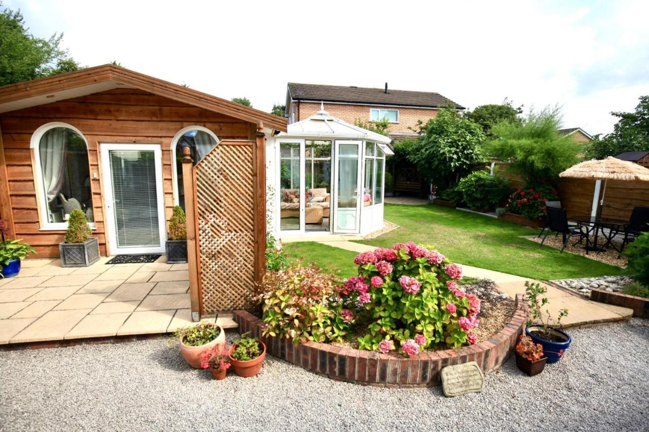 Formby Pinewood Studio Bed & Breakfast Exterior foto