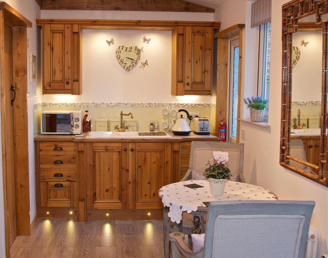 Formby Pinewood Studio Bed & Breakfast Exterior foto
