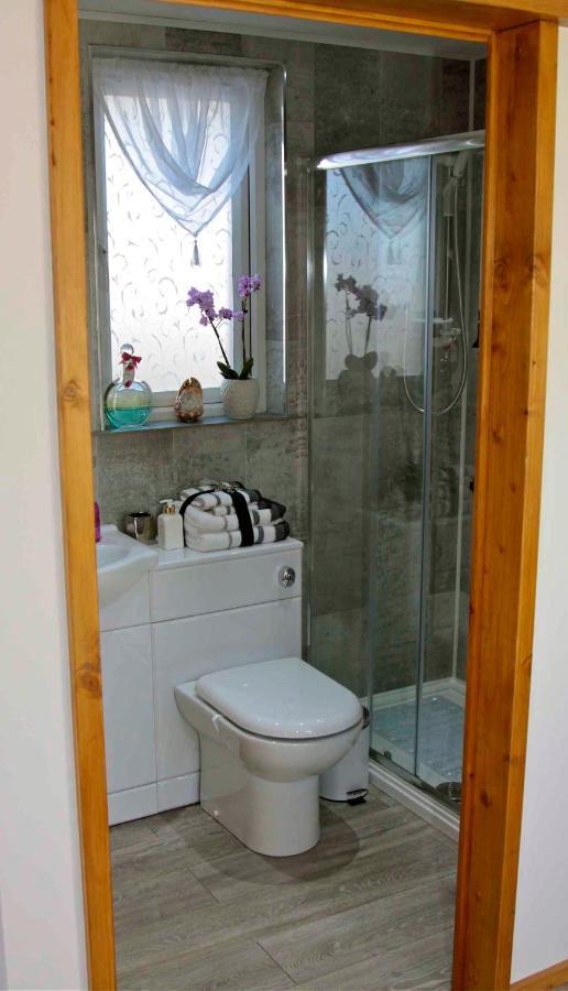 Formby Pinewood Studio Bed & Breakfast Exterior foto